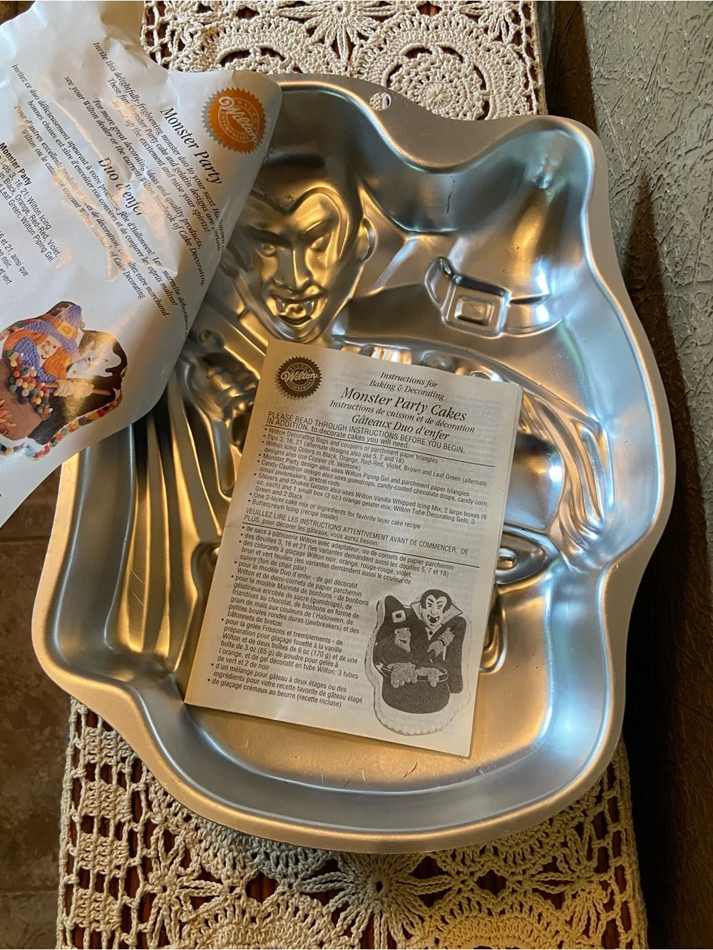 WILTON Vintage 90s Monster Party Halloween Cake Pan Dracula Vampire Witch